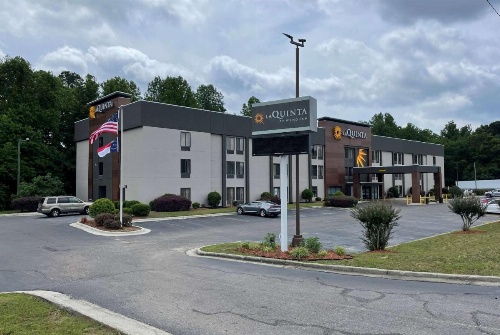 La Quinta Inn & Suites by Wyndham Fayetteville I-95 image 16