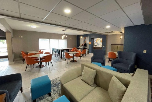 La Quinta Inn & Suites by Wyndham Fayetteville I-95 image 17