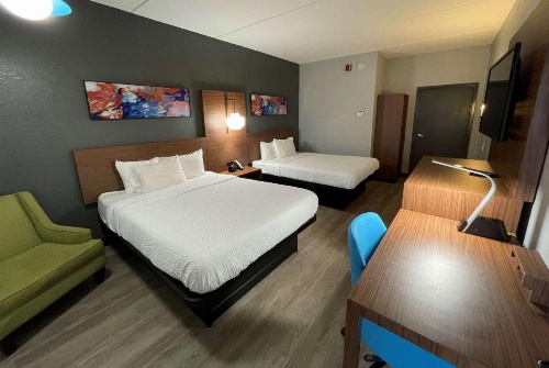La Quinta Inn & Suites by Wyndham Fayetteville I-95 image 25