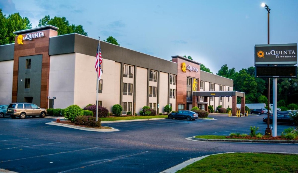 La Quinta Inn & Suites by Wyndham Fayetteville I-95 Image 28