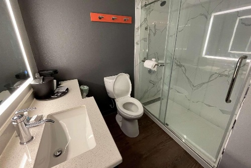 La Quinta Inn & Suites by Wyndham Fayetteville I-95 image 3