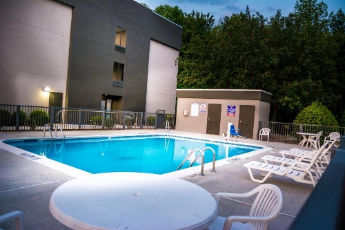 La Quinta Inn & Suites by Wyndham Fayetteville I-95 image 33
