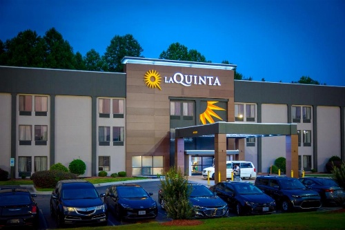 La Quinta Inn & Suites by Wyndham Fayetteville I-95 image 34