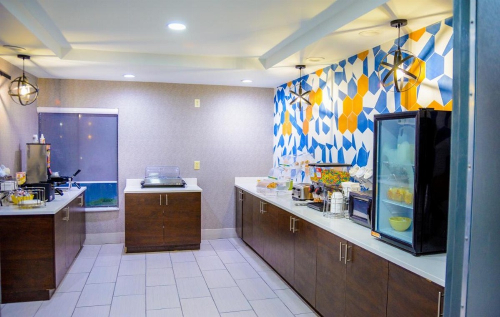 La Quinta Inn & Suites by Wyndham Fayetteville I-95 Image 35