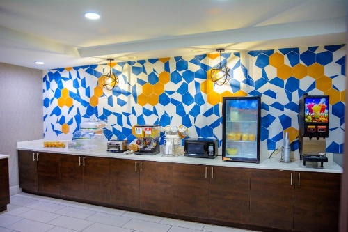 La Quinta Inn & Suites by Wyndham Fayetteville I-95 image 37