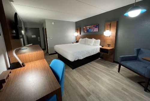 La Quinta Inn & Suites by Wyndham Fayetteville I-95 image 4