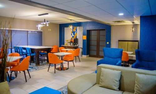 La Quinta Inn & Suites by Wyndham Fayetteville I-95 image 42