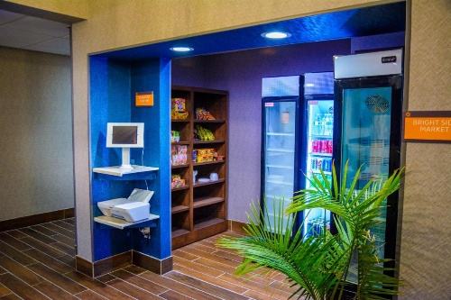 La Quinta Inn & Suites by Wyndham Fayetteville I-95 image 45