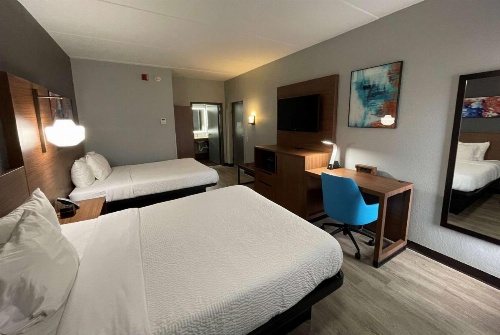 La Quinta Inn & Suites by Wyndham Fayetteville I-95 image 5