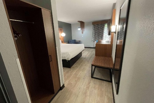 La Quinta Inn & Suites by Wyndham Fayetteville I-95 image 6