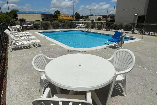 La Quinta Inn & Suites by Wyndham Fayetteville I-95 image 8